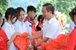 Tặng sách giáo khoa, NXBGDVN tiếp thêm cơ hội học tập cho học sinh miền núi