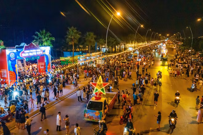 “Trẩy hội” Trung thu 3 miền: Từ đêm tiệc ánh sáng phố biển đến Tết trông trăng trên đỉnh mây ngàn