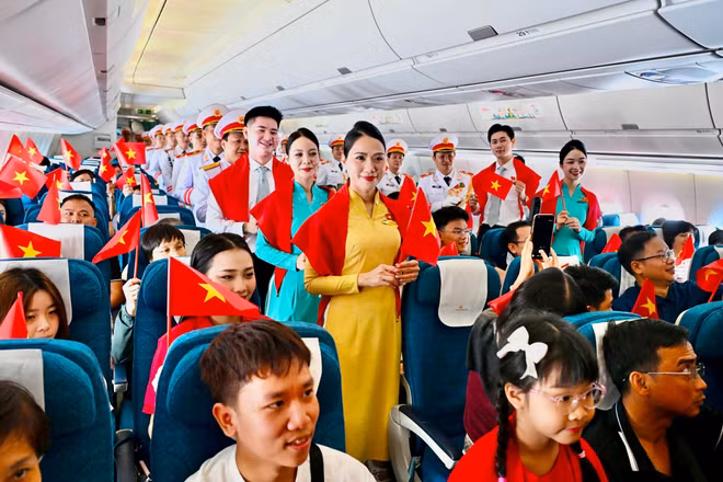 Giai điệu Quốc khánh vang lên ở độ cao 10.000 mét trên chuyến bay Vietnam Airlines