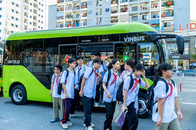 Quảng Ninh triển khai xe bus điện miễn phí đưa đón học sinh đến trường
