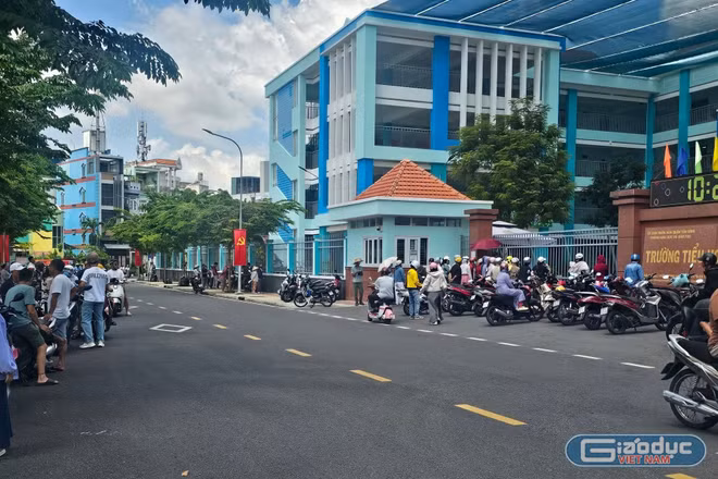 TPHCM: Trường TH Hùng Vương chưa tổ chức ăn bán trú, nhiều phụ huynh phải xin nghỉ làm đưa đón trẻ