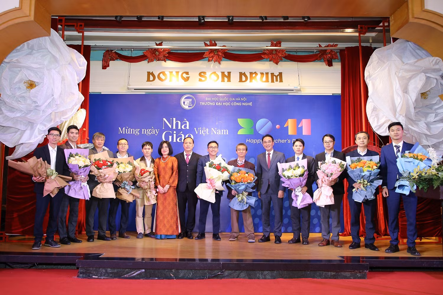 Ban Giám hiệu, Chủ tịch Hội đồng giáo sư cơ sở Trường Đại học Công nghệ - Đại học Quốc gia Hà Nội chúc mừng 11 nhà giáo đạt chuẩn chức danh giáo sư, phó giáo sư năm 2025.