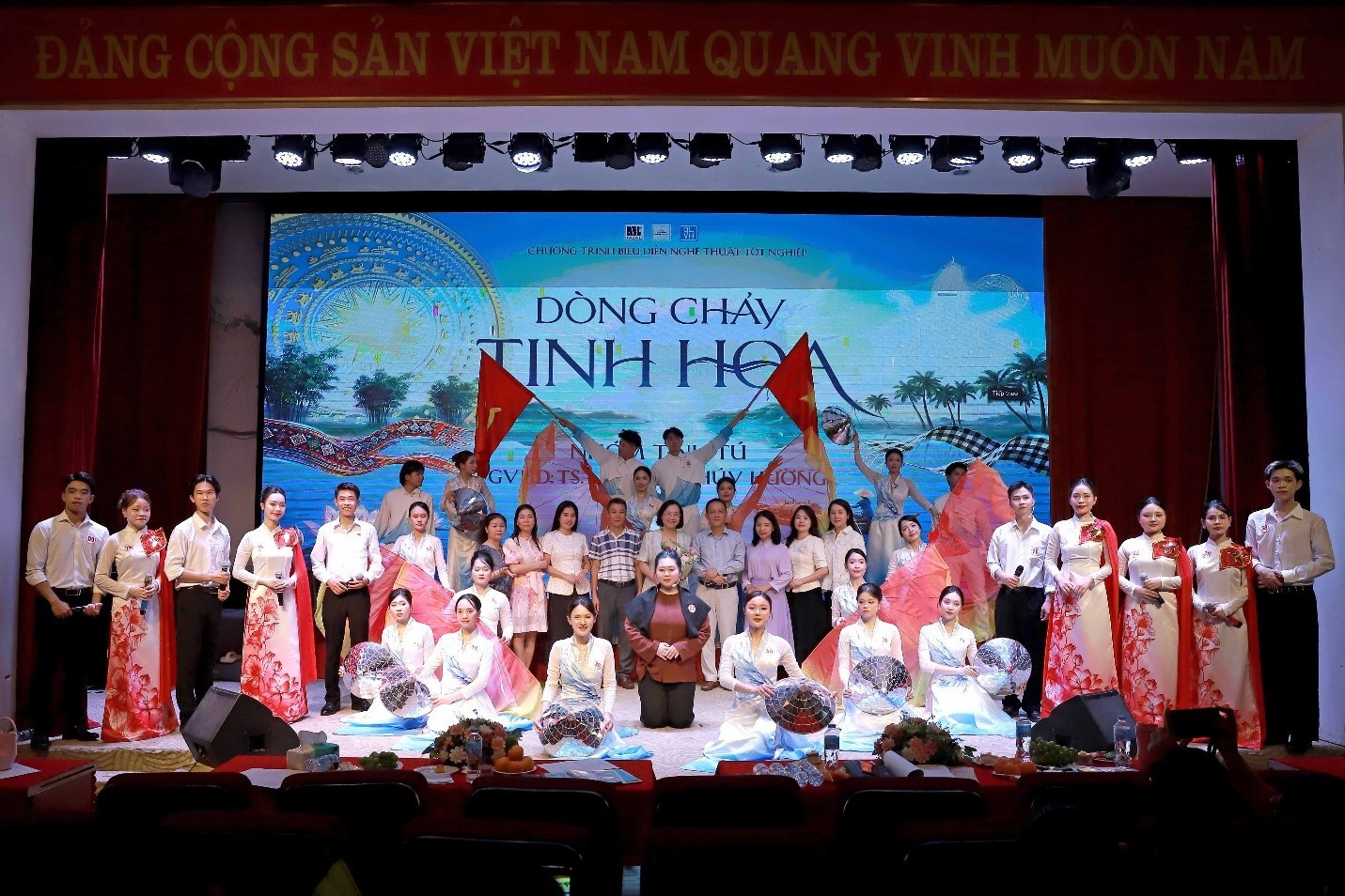 Giảng viên và sinh viên nhà trường lưu lại khoảnh khắc ý nghĩa trong chương trình báo cáo tốt nghiệp. Ảnh: NTCC