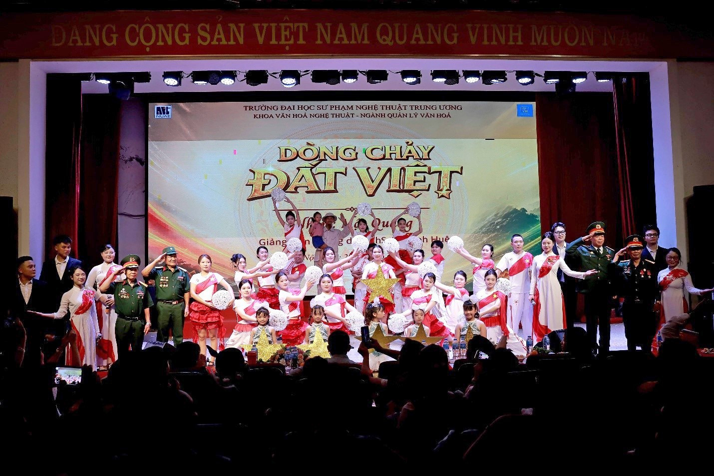 Sinh viên ngành Quản lý văn hóa Trường Đại học Sư phạm Nghệ thuật Trung ương biểu diễn trong chương trình tốt nghiệp. Ảnh: NTCC