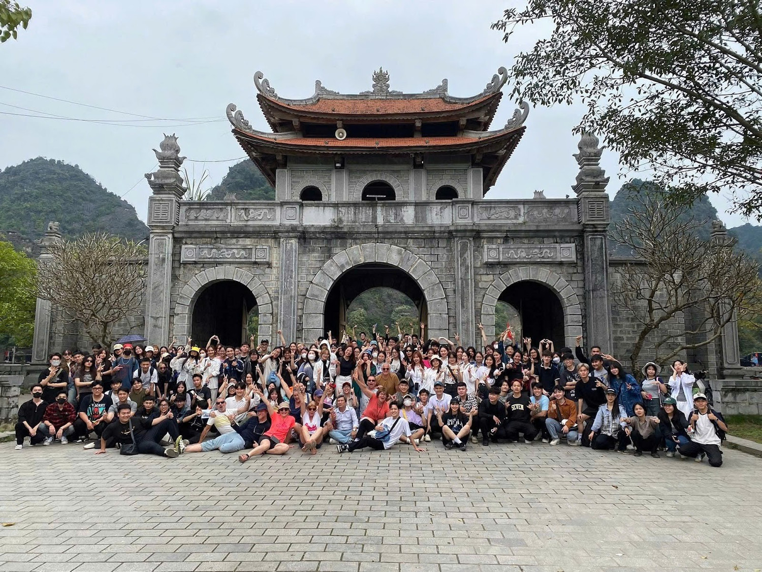 Sinh viên ngành Thiết kế đồ họa, Trường Đại học Mở Hà Nội trong chuyến đi thực tế tại Ninh Bình. (Ảnh: NTCC)
