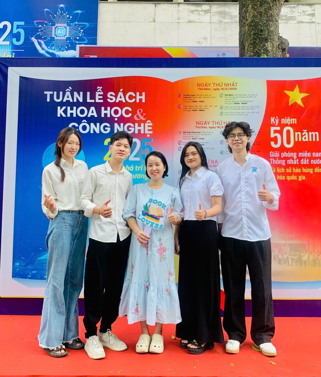 Sinh viên ngành Thiết kế đồ họa của Trường Đại học Mở Hà Nội tham gia Tuần lễ Sách Khoa học và Công nghệ 2025 - Chương trình chào mừng kỷ niệm 50 năm ngày Giải phóng miền Nam, thống nhất đất nước. (Ảnh: NTCC)