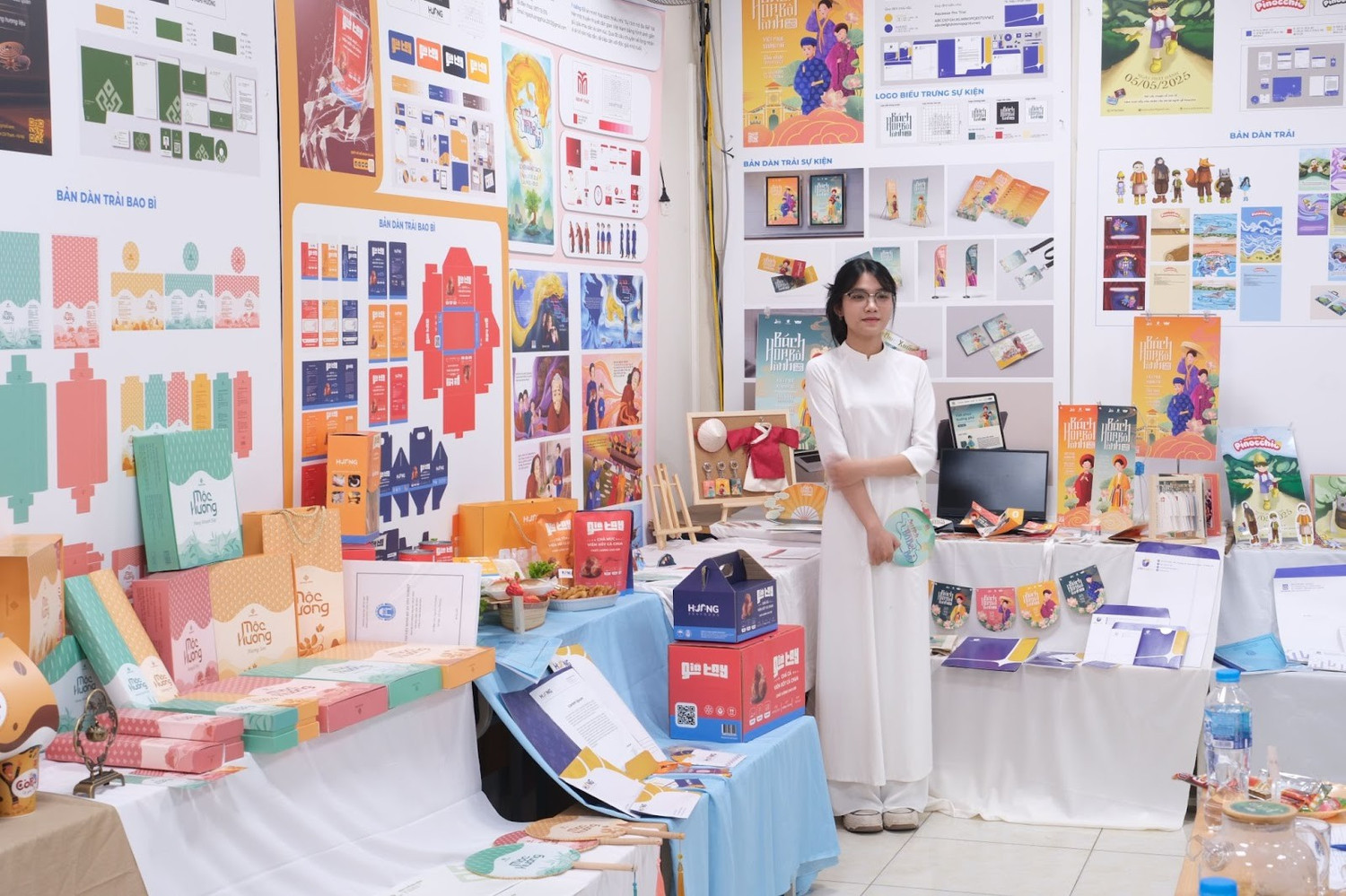 Trường Đại học Mở Hà Nội thường xuyên tổ chức triển lãm sản phẩm đồ họa do sinh viên ngành Thiết kế đồ họa thực hiện. (Ảnh: NTCC)