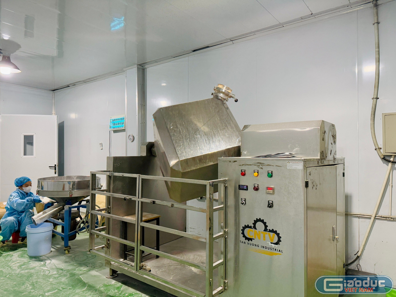 Máy trộn lục giác phục vụ sản xuất của Công ty Cổ phần Thực phẩm TCI Việt Nam đặt tại vườn ươm. Ảnh: Ngọc Mai
