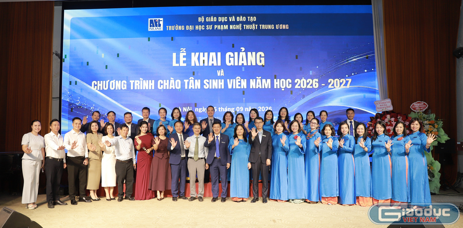 Các đại biểu khách mời chụp ảnh lưu niệm cùng lãnh đạo, cán bộ giảng viên Trường Đại học Sư phạm Nghệ thuật Trung ương.