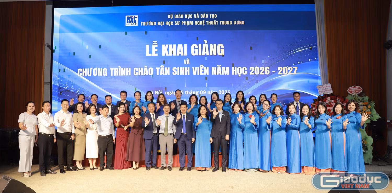 Các đại biểu khách mời chụp ảnh lưu niệm cùng lãnh đạo, cán bộ giảng viên Trường Đại học Sư phạm Nghệ thuật Trung ương.