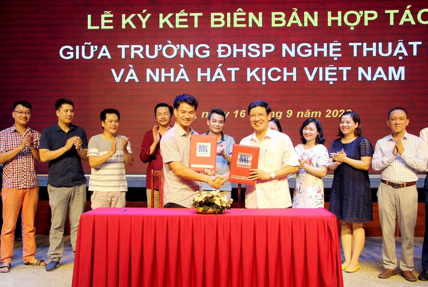 Nghệ sĩ Ưu tú Xuân Bắc – Giám đốc Nhà hát kịch Việt Nam và Phó Giáo sư, Tiến sĩ Đào Đăng Phượng - Hiệu trưởng Trường Đại học Sư phạm Nghệ thuật Trung ương ký Biên bản hợp tác chuyên môn giữa hai đơn vị. Ảnh: NTCC