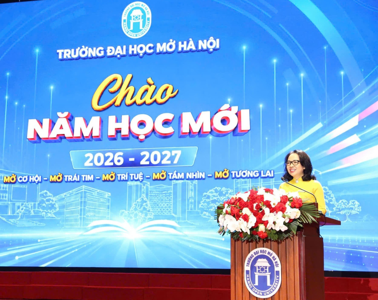 1-pgsts-nguyen-thi-nhung-bi-thu-dang-uy-hieu-truong-truong-dai-hoc-mo-ha-noi-2227.jpg