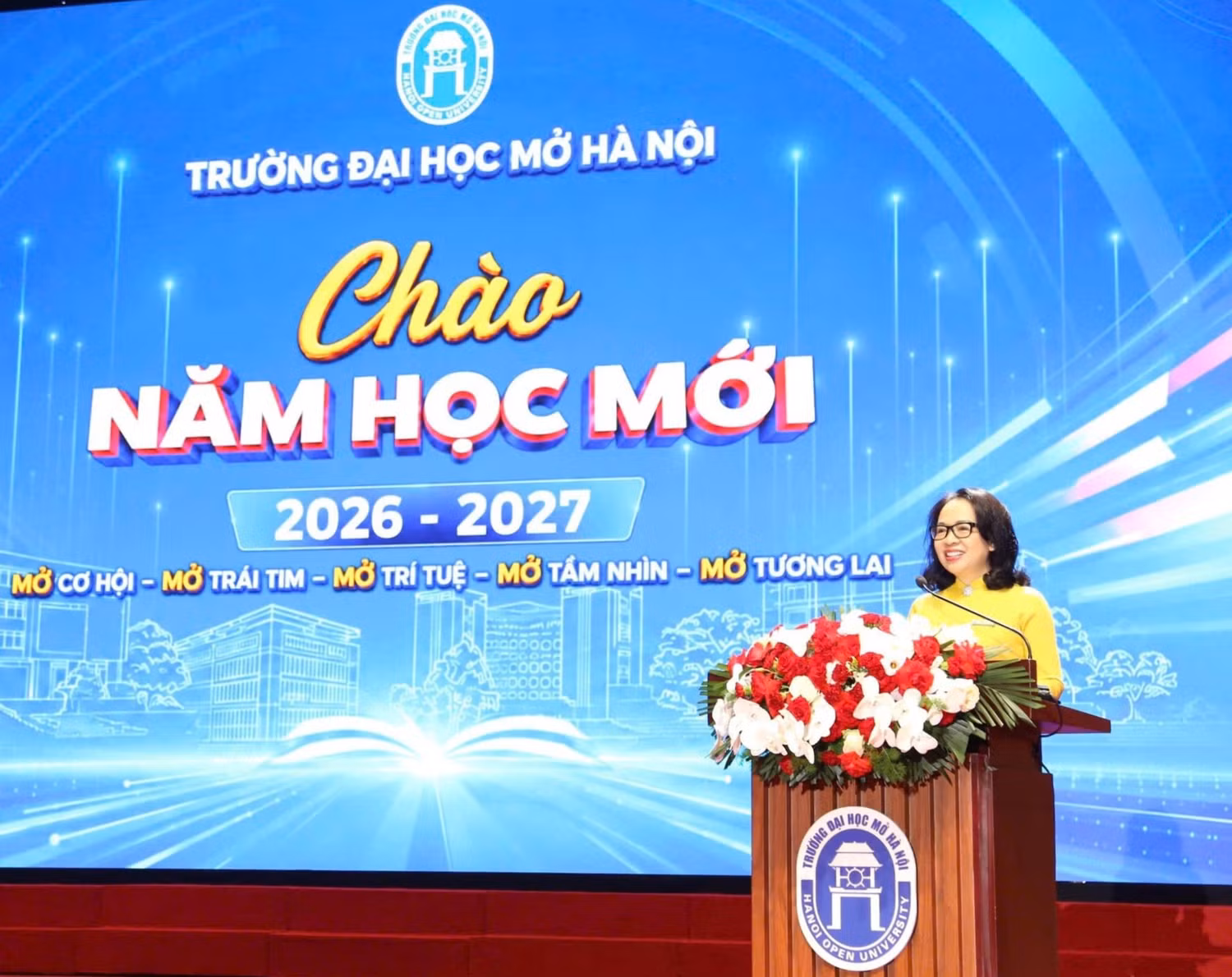 1-pgsts-nguyen-thi-nhung-bi-thu-dang-uy-hieu-truong-truong-dai-hoc-mo-ha-noi-2227.jpg