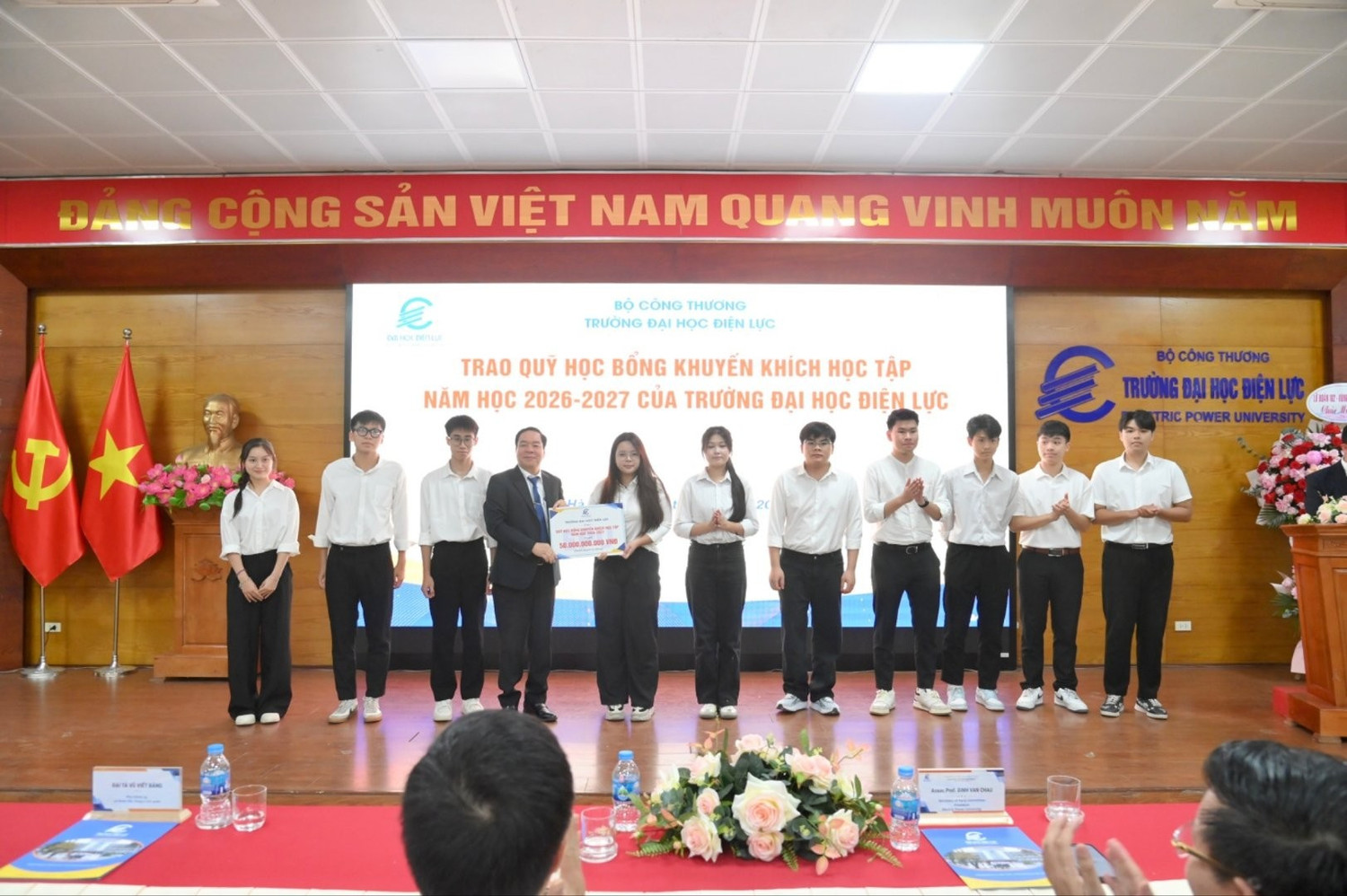Nhà giáo Ưu tú, Phó Giáo sư, Tiến sĩ Vũ Đình Ngọ - Phó Hiệu trưởng trao quỹ học bổng khuyến khích học tập năm học 2026-2027 của Trường Đại học Điện lực. Ảnh: NTCC