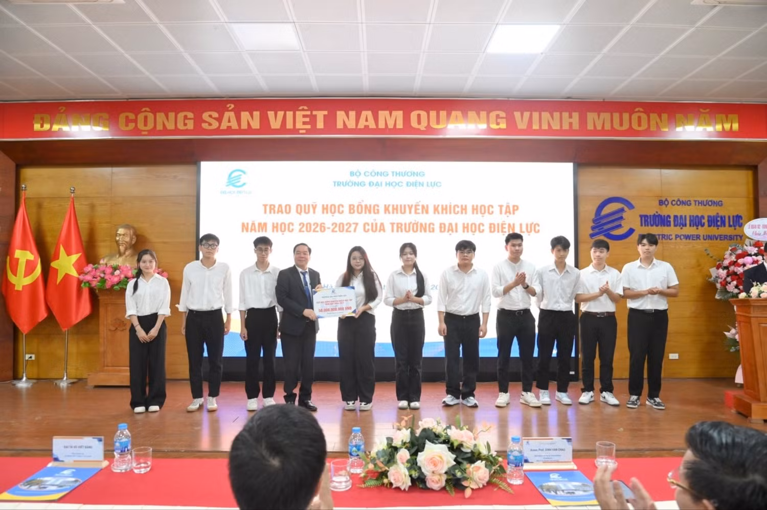 Nhà giáo Ưu tú, Phó Giáo sư, Tiến sĩ Vũ Đình Ngọ - Phó Hiệu trưởng trao quỹ học bổng khuyến khích học tập năm học 2026-2027 của Trường Đại học Điện lực. Ảnh: NTCC