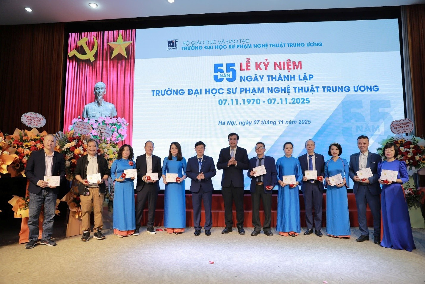 Cán bộ, giảng viên vinh dự nhận Kỷ niệm chương vì sự nghiệp giáo dục tại Lễ kỷ niệm 55 năm ngày truyền thống nhà trường (07/11/1970 – 07/11/2025).