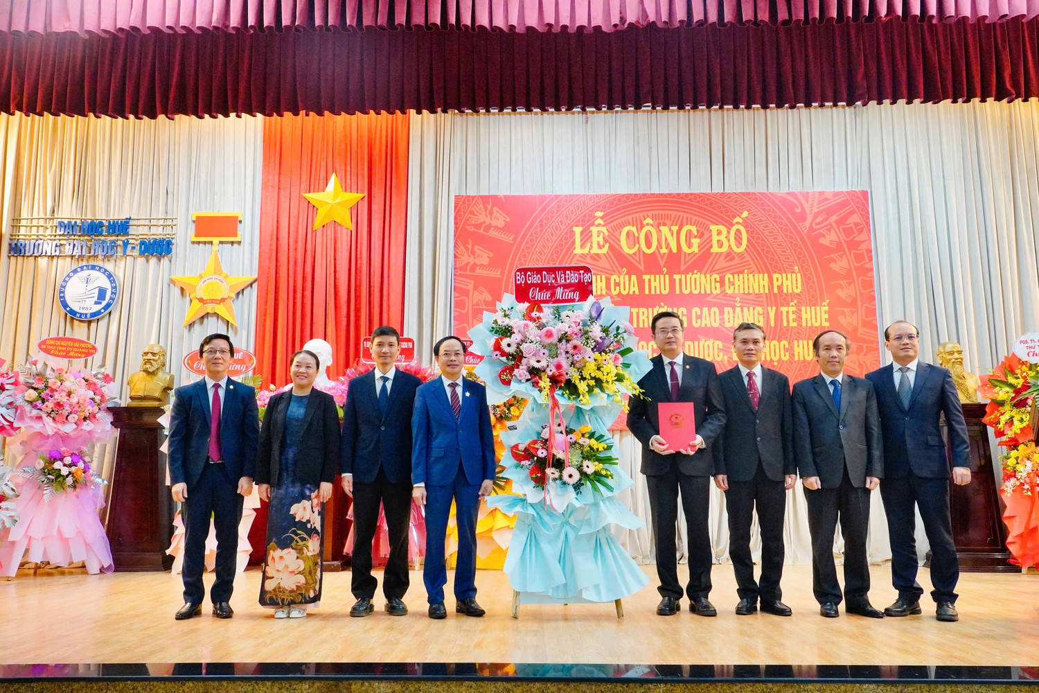 Lãnh đạo Bộ Giáo dục và Đào tạo trao quyết định của Thủ tướng Chính phủ về việc sáp nhập Trường Cao đẳng Y tế Huế vào Trường Đại học Y - Dược, Đại học Huế. Ảnh: Website nhà trường
