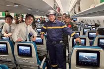 Vietnam Airlines vận chuyển 124 nhân sự cùng 8 chó nghiệp vụ của Bộ Quốc phòng và Bộ Công an. (Ảnh: VNA)