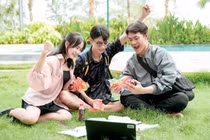 Nhiều người sau khi uống Trà Dr Thanh, Trà Xanh Không Độ hay Nước tăng lực Number 1 giờ không còn vội bỏ chai đi ngay như trước mà giữ lại thêm vài giây để xé nhãn, nhập mã thử vận may.