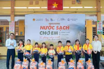Chuẩn bị thêm nguồn nước uống cho học sinh Trường Tiểu học Tân Long trước ngày tựu trường
