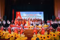Nghi thức tiếp lửa truyền thống - chuyển giao thế hệ của nhà trường (Ảnh: LMT)