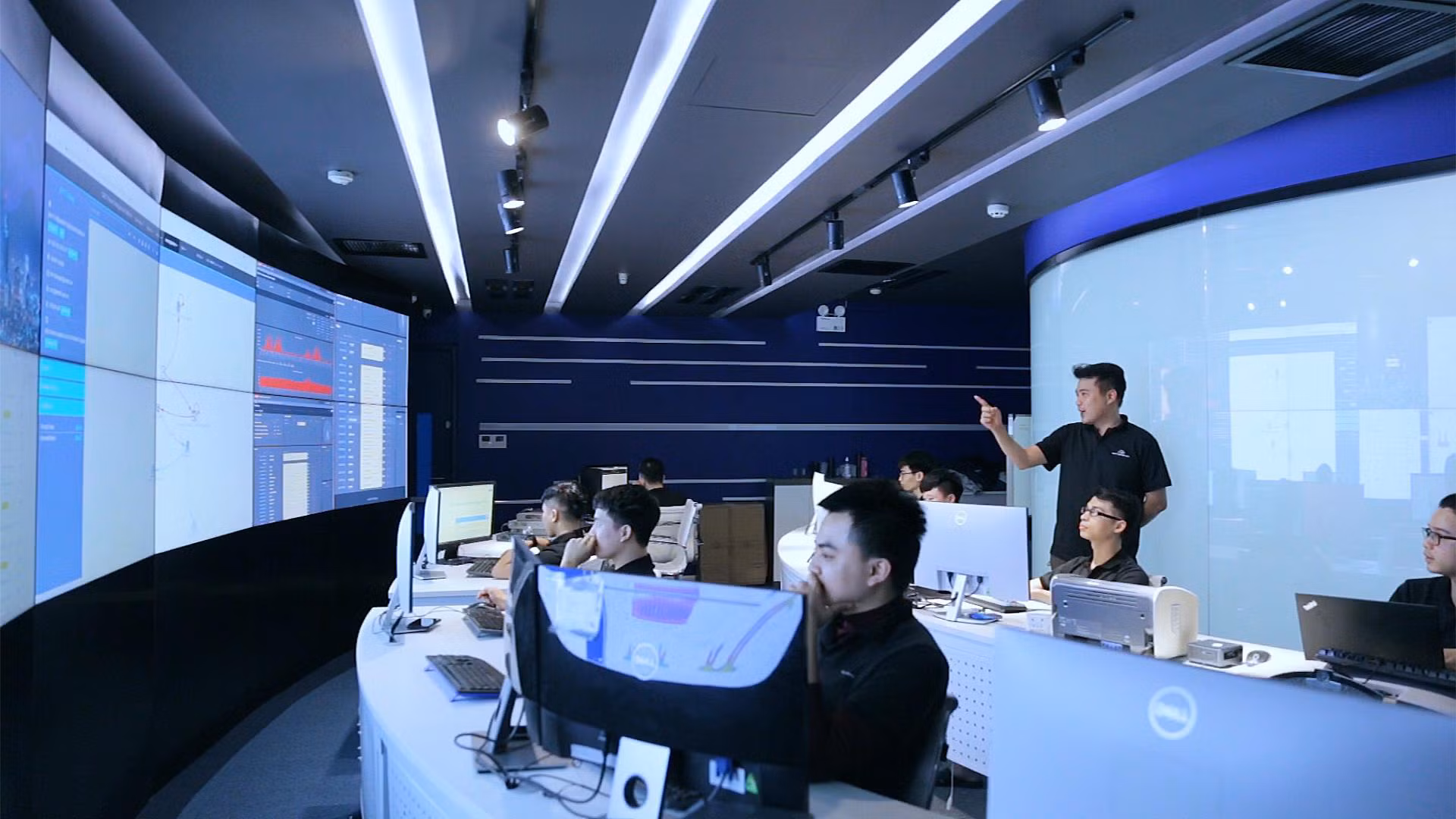 Sinh viên ngành An ninh mạng tại Trường Đại học CMC có cơ hội thực tập tại CMC Cyber Security, qua đó tiếp cận môi trường làm việc thực tế và tham gia các dự án công nghệ ngay trong quá trình học. Ảnh: CMCU