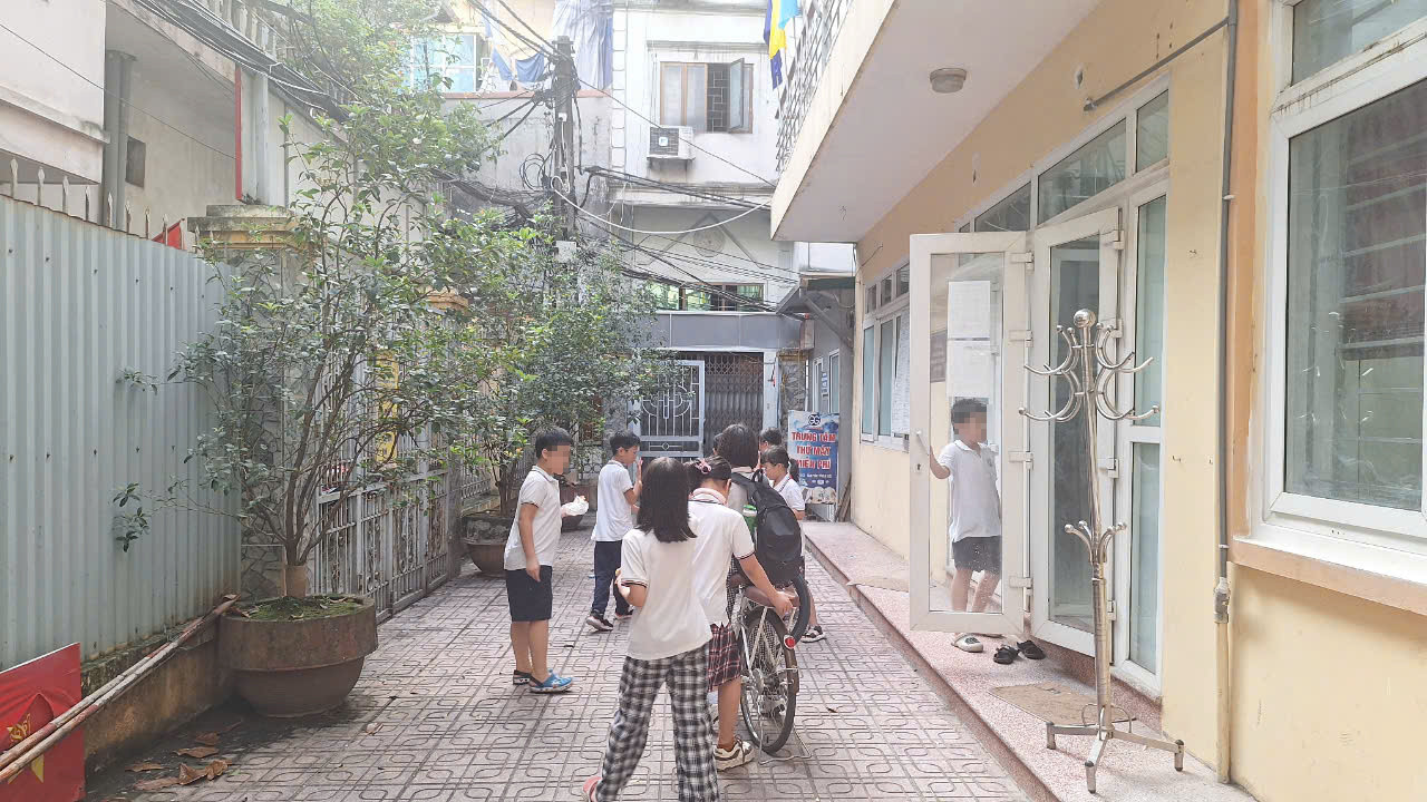 Hình ảnh lớp học nhốn nháo dù có giáo viên ở trong lớp. (Ảnh: Mạnh Đoàn)