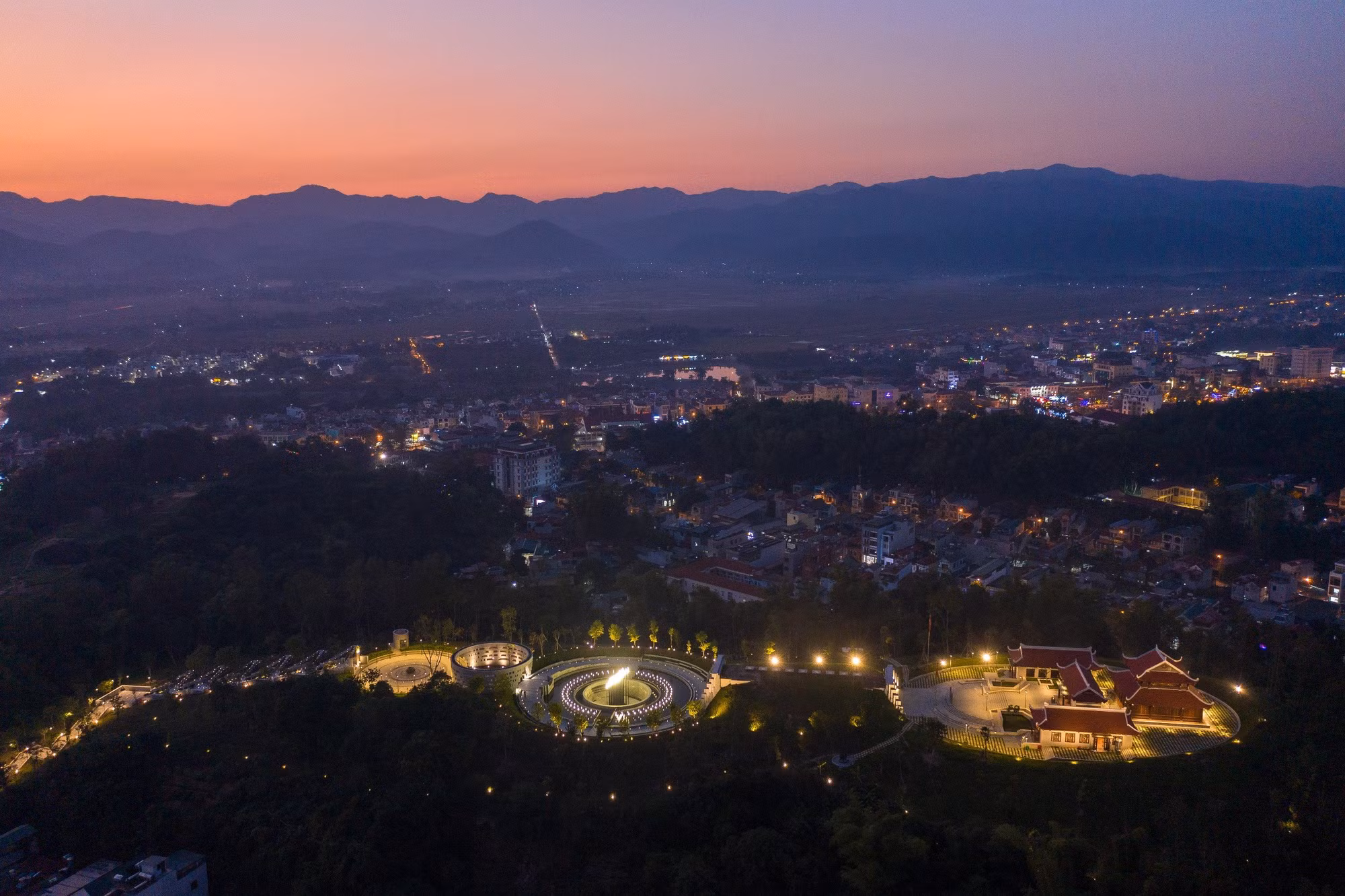cong-trinh-den-tho-liet-si.jpg