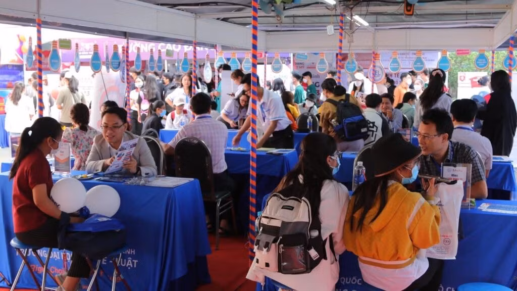 Trường Đại học Kinh tế - Luật, Đại học Quốc gia Thành phố Hồ Chí Minh trong Ngày hội tư vấn tuyển sinh – hướng nghiệp. Ảnh: Website nhà trường.