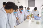 Sinh viên ngành Công nghệ Sinh học Y dược, Trường Đại học Văn Lang thực hành thí nghiệm. Ảnh: website nhà trường