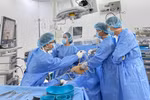 Vinmec Đà Nẵng mổ cấp cứu loại bỏ khối u buồng trứng khổng lồ cho bệnh nhân suy thận