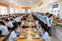 Bữa ăn bán trú muộn giờ, "lèo tèo" đồ ăn, không phải UBND xã cứ dừng và đổi đơn vị cung cấp là xong