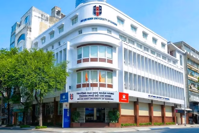 Hiệu trưởng Trường ĐH Ngân hàng TPHCM nói học phí quá hạn nhằm "răn đe" SV, dừng thu sau phản ánh