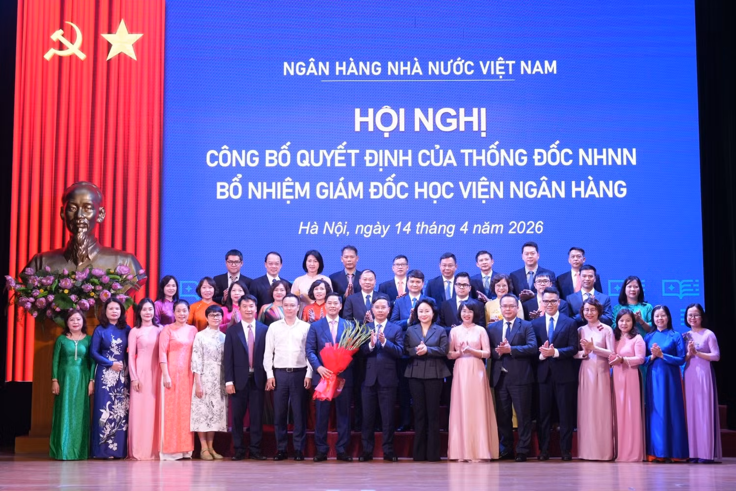 Các đồng chí lãnh đạo Ngân hàng Nhà nước Việt Nam và trưởng các đơn vị trực thuộc Học viện Ngân hàng chúc mừng Phó Giáo sư, Tiến sĩ Bùi Hữu Toàn.