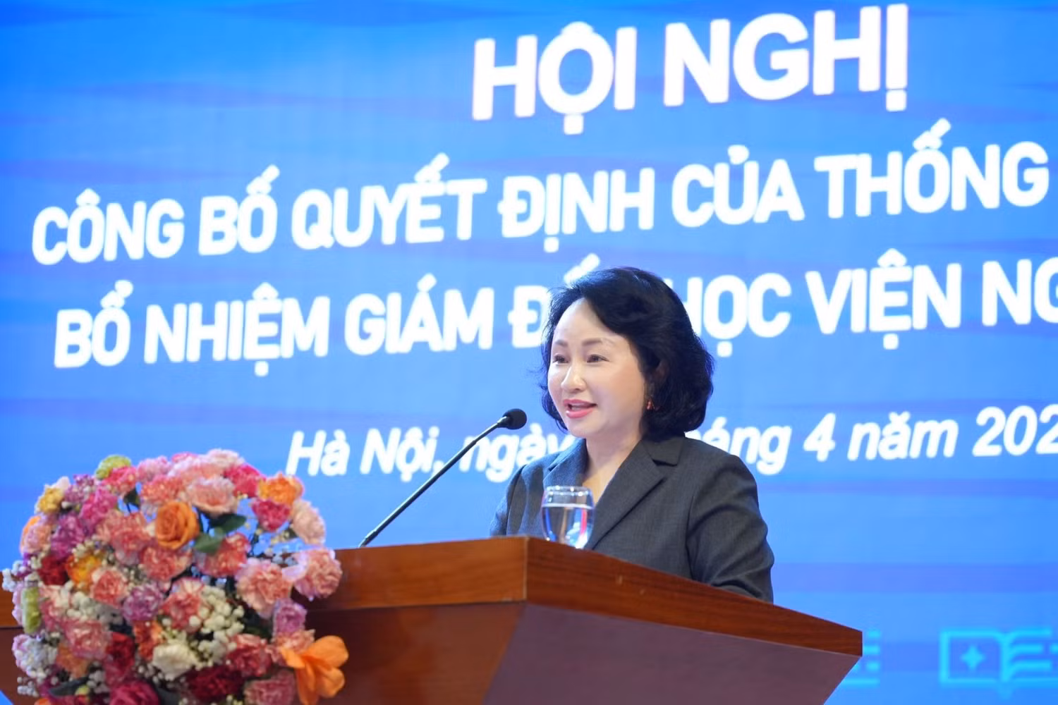 Đồng chí Trần Thu Huyền - Ủy viên Ban Thường vụ Đảng ủy, Vụ trưởng Vụ Tổ chức cán bộ công bố Quyết định của Thống đốc Ngân hàng Nhà nước về việc bổ nhiệm PGS.TS Bùi Hữu Toàn. Ảnh: NTCC