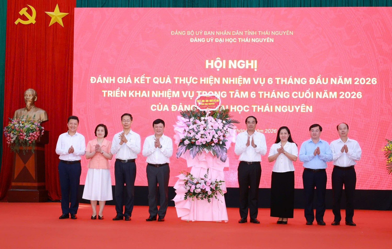 Đồng chí Bí thư Tỉnh ủy Trịnh Xuân Trường và các đại biểu tặng hoa chúc mừng Đại học Thái Nguyên.