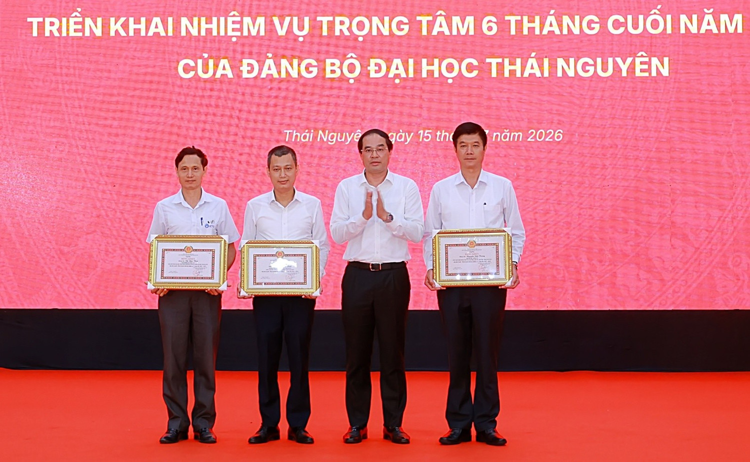 Đồng chí Bí thư Tỉnh ủy Trịnh Xuân Trường trao Bằng khen cho các đảng viên "Hoàn thành xuất sắc nhiệm vụ" 5 năm liền (2021 - 2025).
