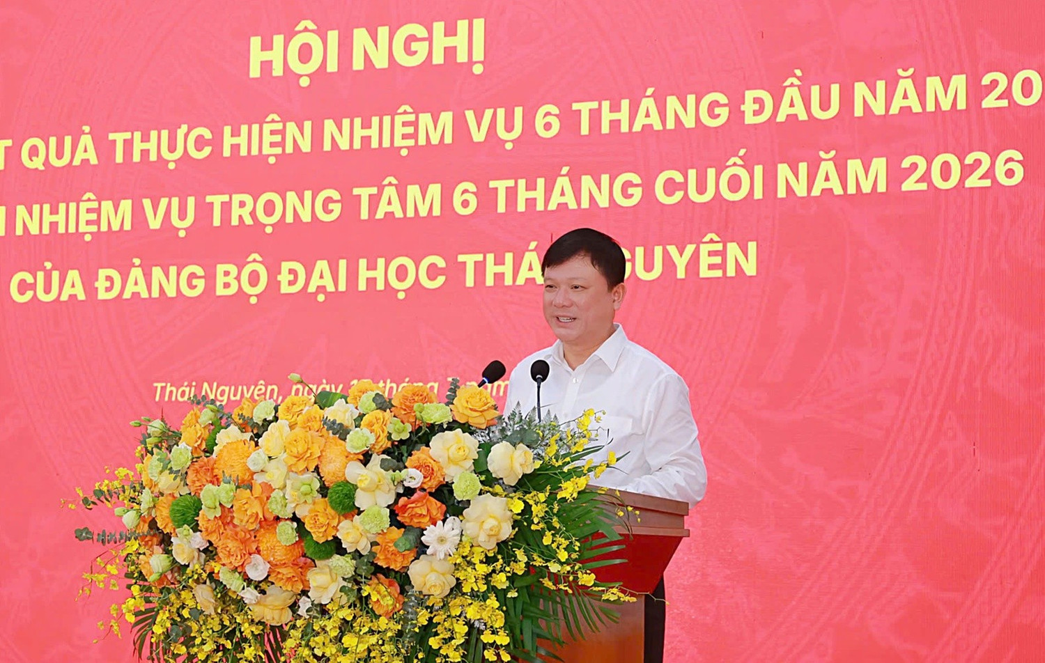 Đồng chí Hoàng Văn Hùng - Bí thư Đảng ủy, Giám đốc Đại học Thái Nguyên phát biểu tại Hội nghị. Ảnh: NTCC.