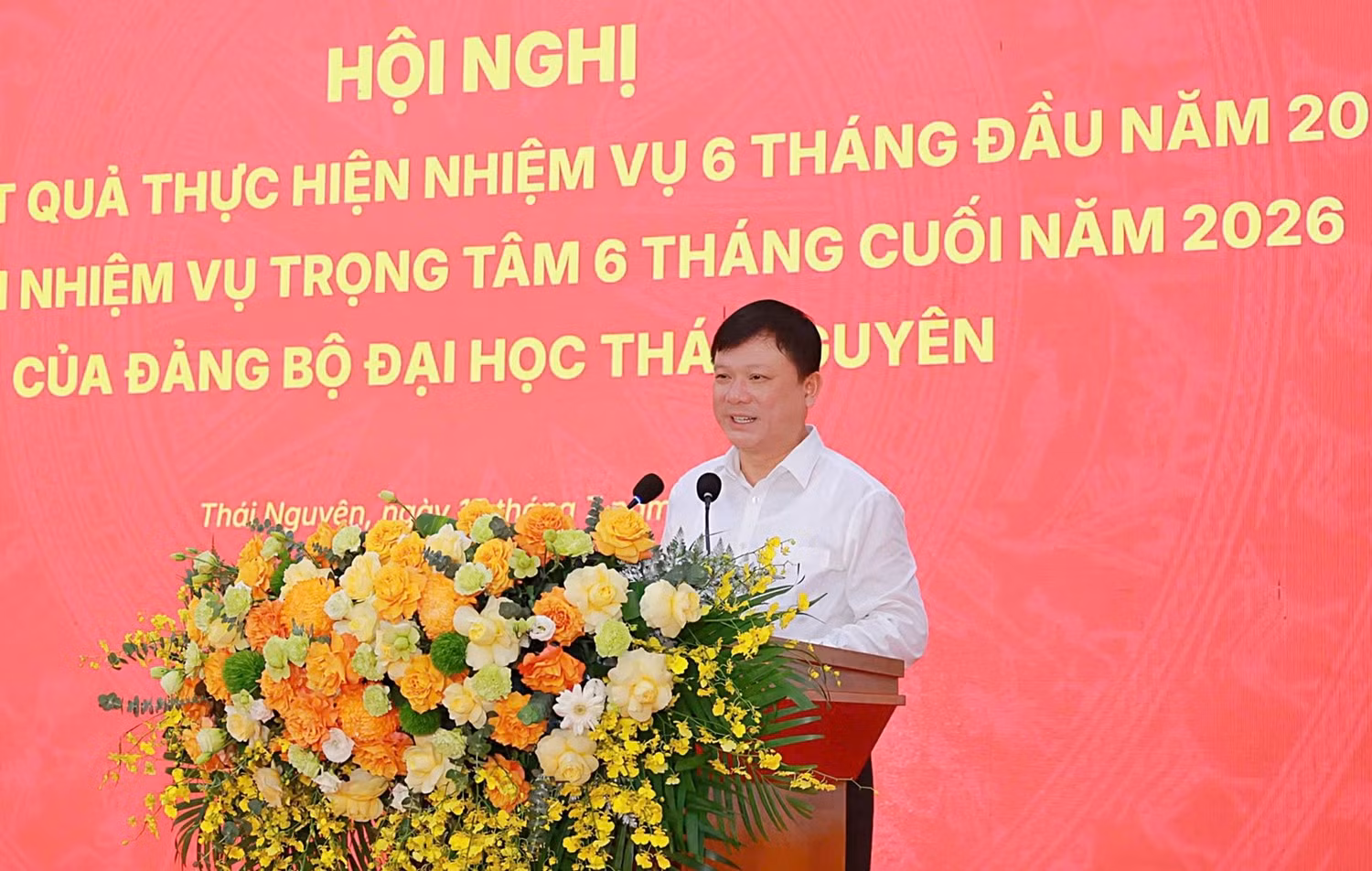 Đồng chí Hoàng Văn Hùng - Bí thư Đảng ủy, Giám đốc Đại học Thái Nguyên phát biểu tại Hội nghị. Ảnh: NTCC.