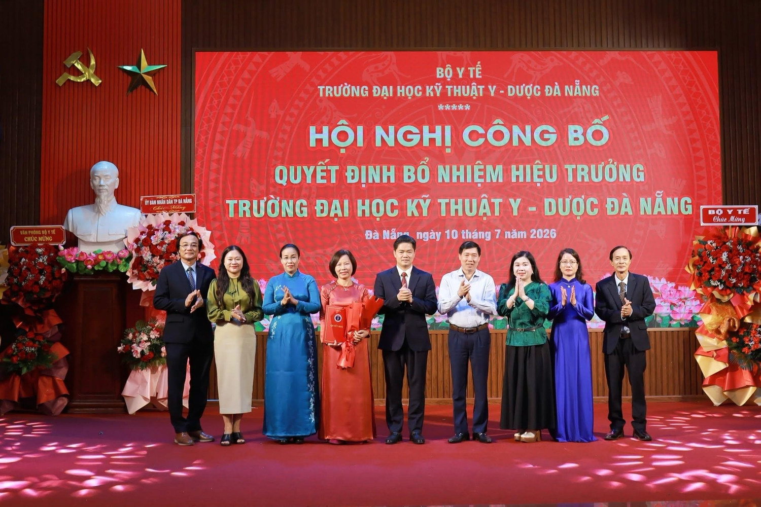 Thứ trưởng Thường trực Bộ Y tế Vũ Mạnh Hà, Phó Chủ tịch UBND thành phố Đà Nẵng Nguyễn Thị Anh Thi và các đồng chí lãnh đạo chúc mừng Hiệu trưởng Trường Đại học Kỹ thuật Y - Dược Đà Nẵng.