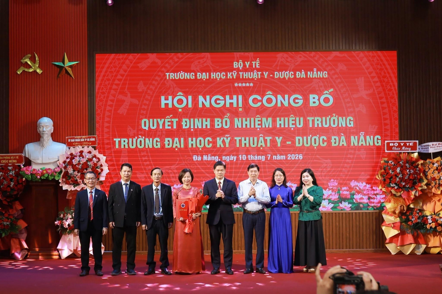 Thứ trưởng Thường trực Bộ Y tế Vũ Mạnh Hà và đoàn công tác Bộ Y tế chúc mừng tân Hiệu trưởng Trường Đại học Kỹ thuật Y - Dược Đà Nẵng