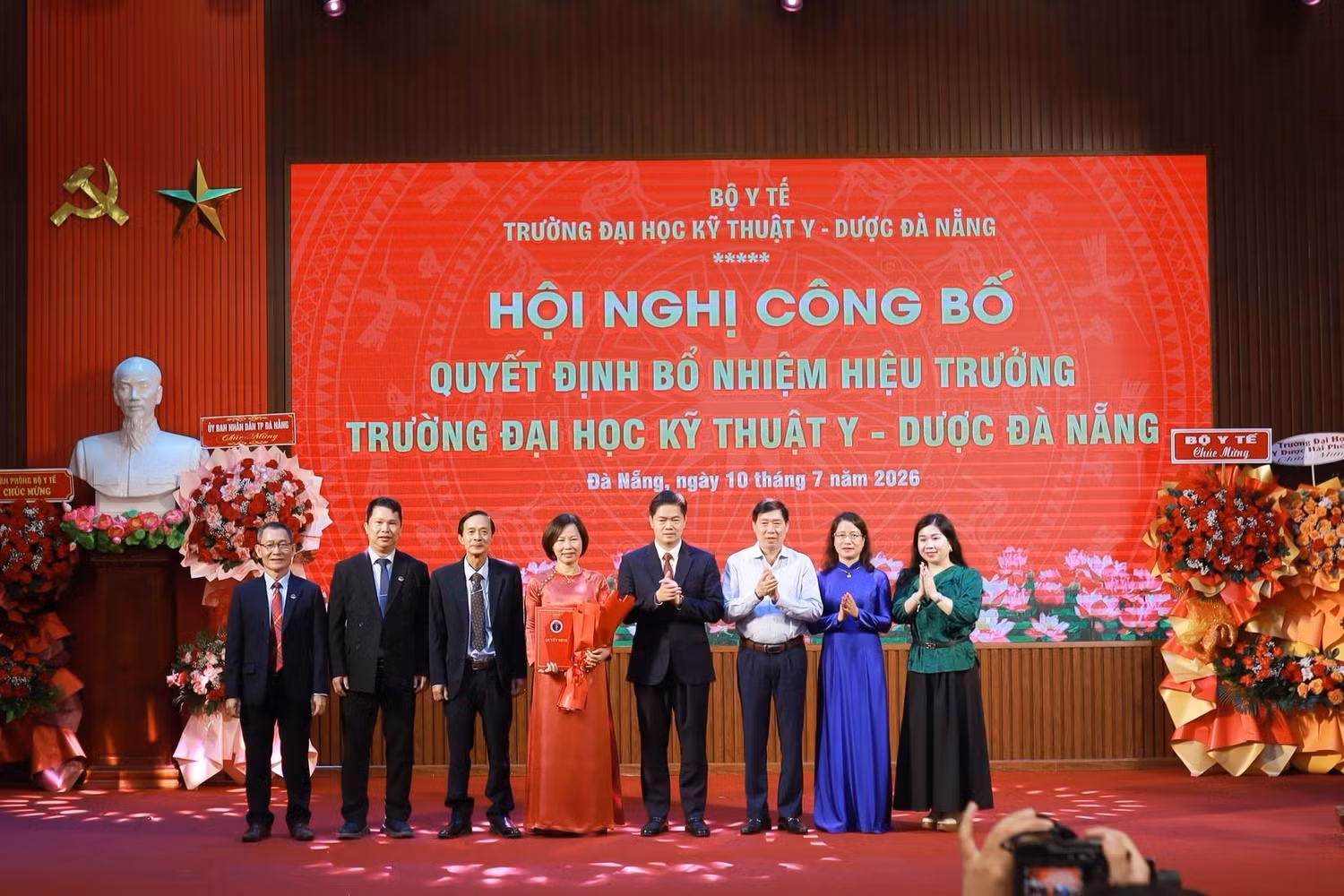 Thứ trưởng Thường trực Bộ Y tế Vũ Mạnh Hà và đoàn công tác Bộ Y tế chúc mừng tân Hiệu trưởng Trường Đại học Kỹ thuật Y - Dược Đà Nẵng