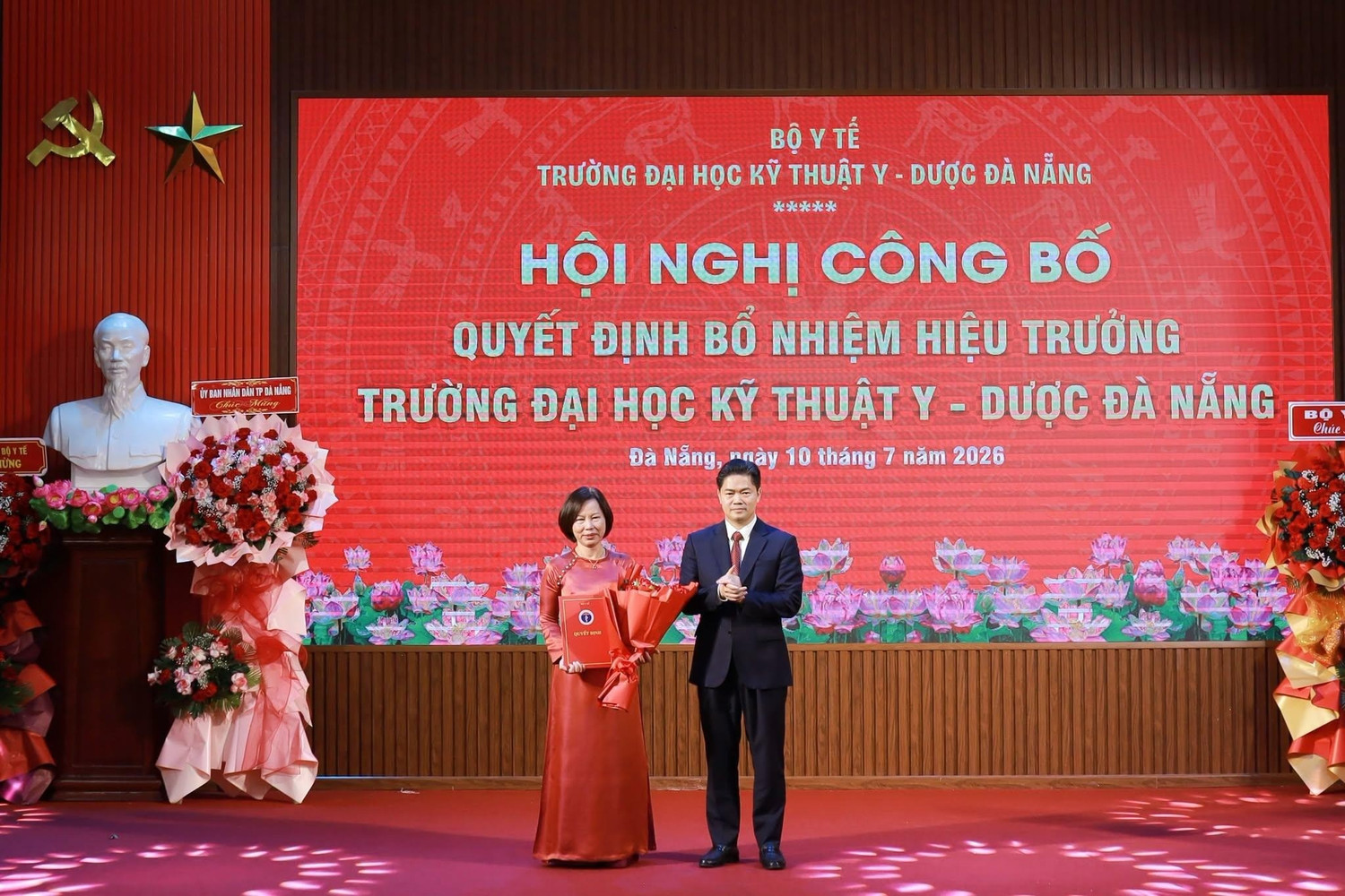Thứ trưởng Thường trực Bộ Y tế Vũ Mạnh Hà trao Quyết định cho Hiệu trưởng Trường Đại học Kỹ thuật Y - Dược Đà Nẵng Lê Thị Thúy