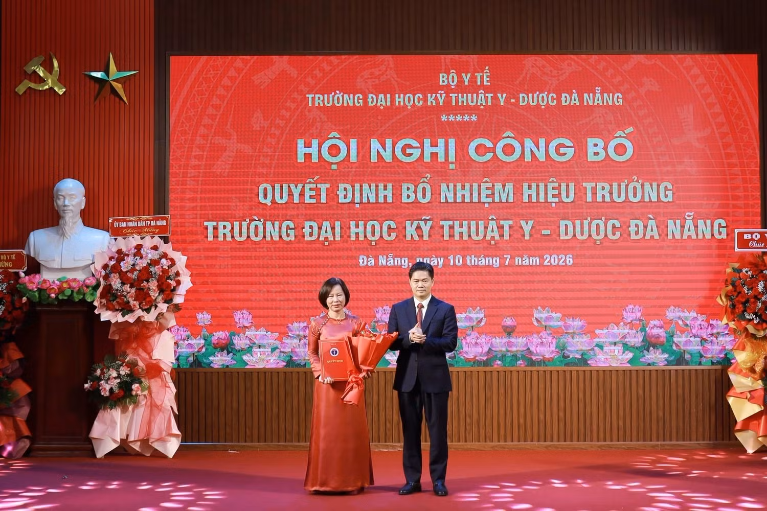 Thứ trưởng Thường trực Bộ Y tế Vũ Mạnh Hà trao Quyết định cho Hiệu trưởng Trường Đại học Kỹ thuật Y - Dược Đà Nẵng Lê Thị Thúy