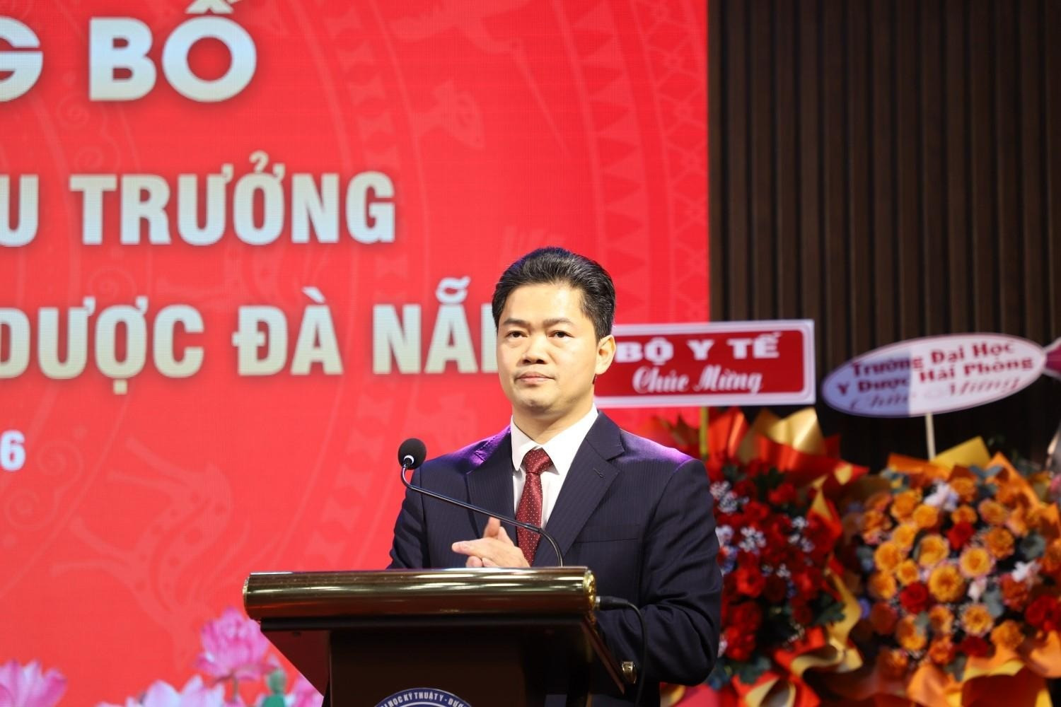 Tiến sĩ, Bác sĩ Vũ Mạnh Hà - Thứ trưởng Thường trực Bộ Y tế phát biểu giao nhiệm vụ.