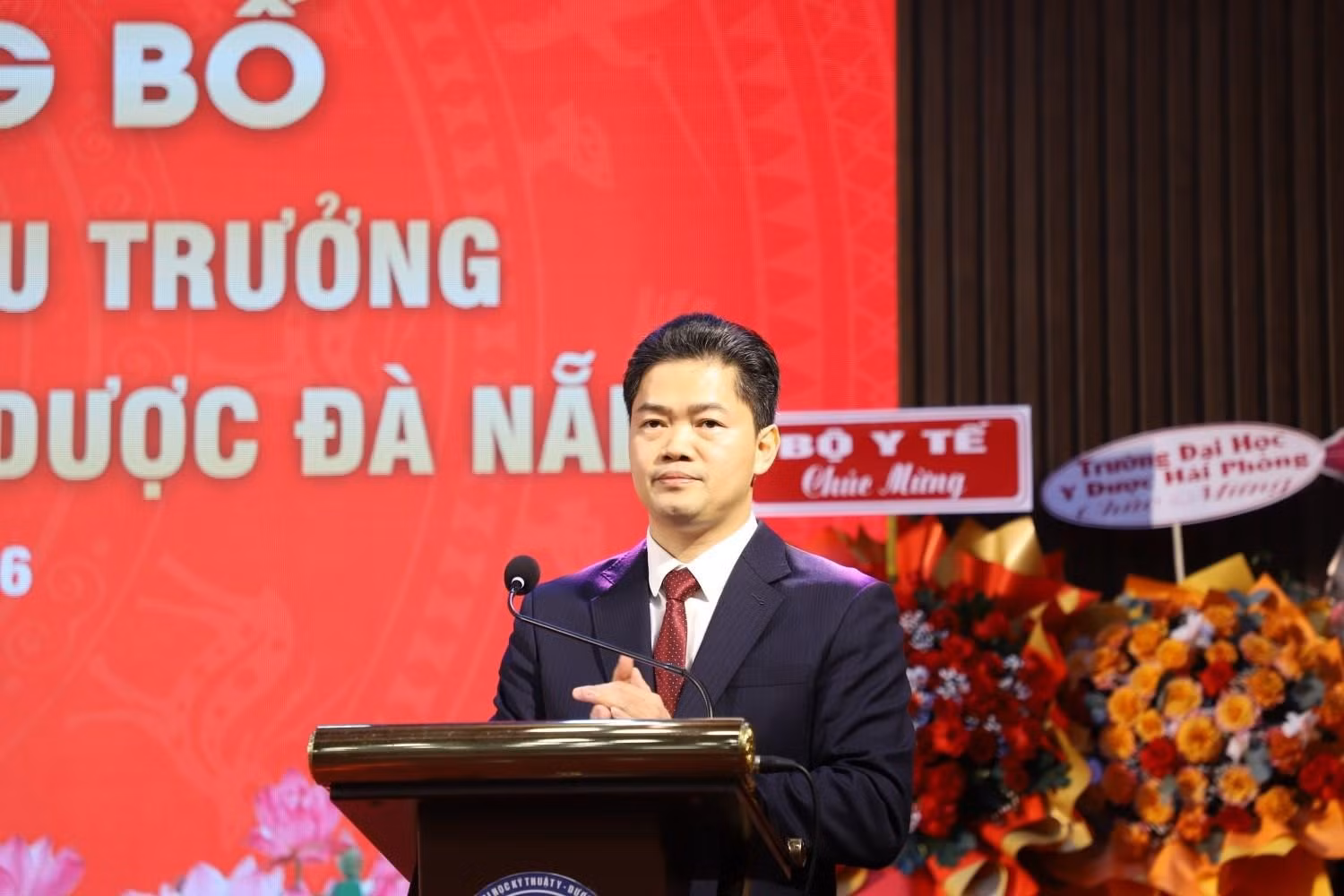 Tiến sĩ, Bác sĩ Vũ Mạnh Hà - Thứ trưởng Thường trực Bộ Y tế phát biểu giao nhiệm vụ.