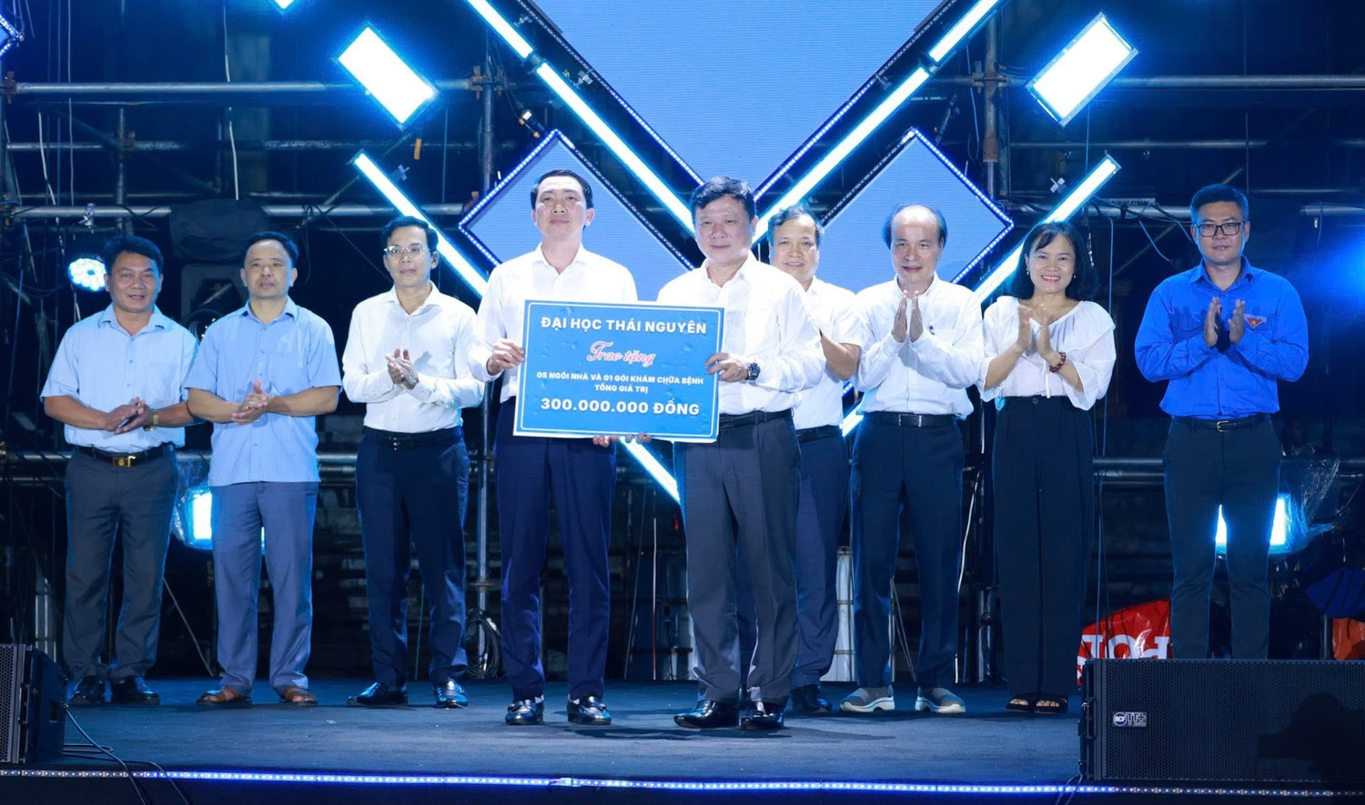 Đại học Thái Nguyên và các trường thành viên trao tặng số tiền 300 triệu đồng hỗ trợ xây dựng 05 nhà Đại đoàn kết tại phường Bắc Kạn, xã Ba Bể, phường Đức Xuân (Thái Nguyên).