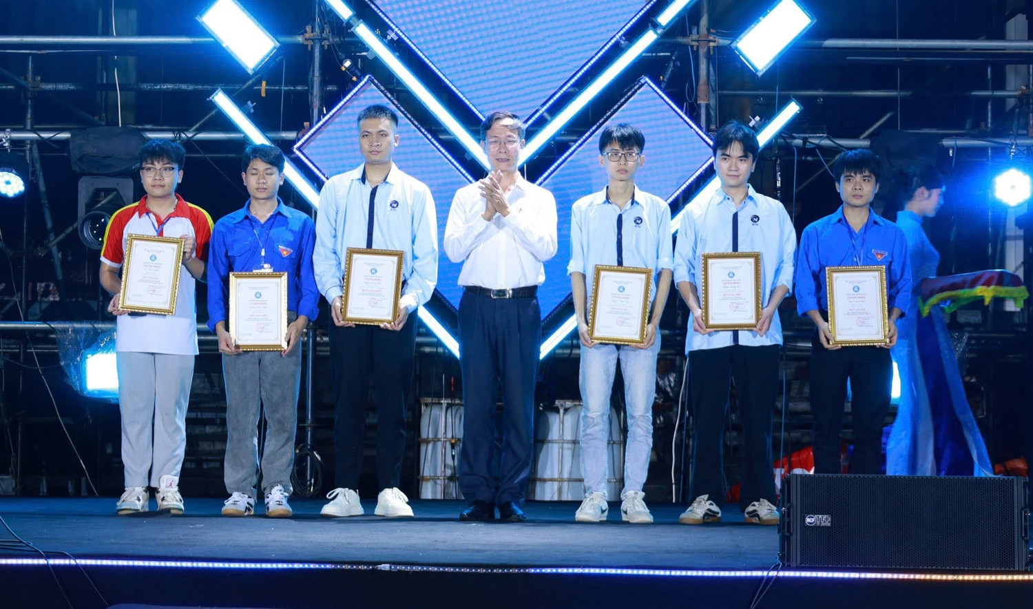 Tiến sĩ Nguyễn Văn Tảo - Phó Bí thư Đảng ủy, Phó Giám đốc Đại học Thái Nguyên trao khen thưởng cho các em sinh viên xuất sắc đạt giải tại Cuộc thi Olympic Tin học Đại học Thái Nguyên đợt 1 năm 2026.