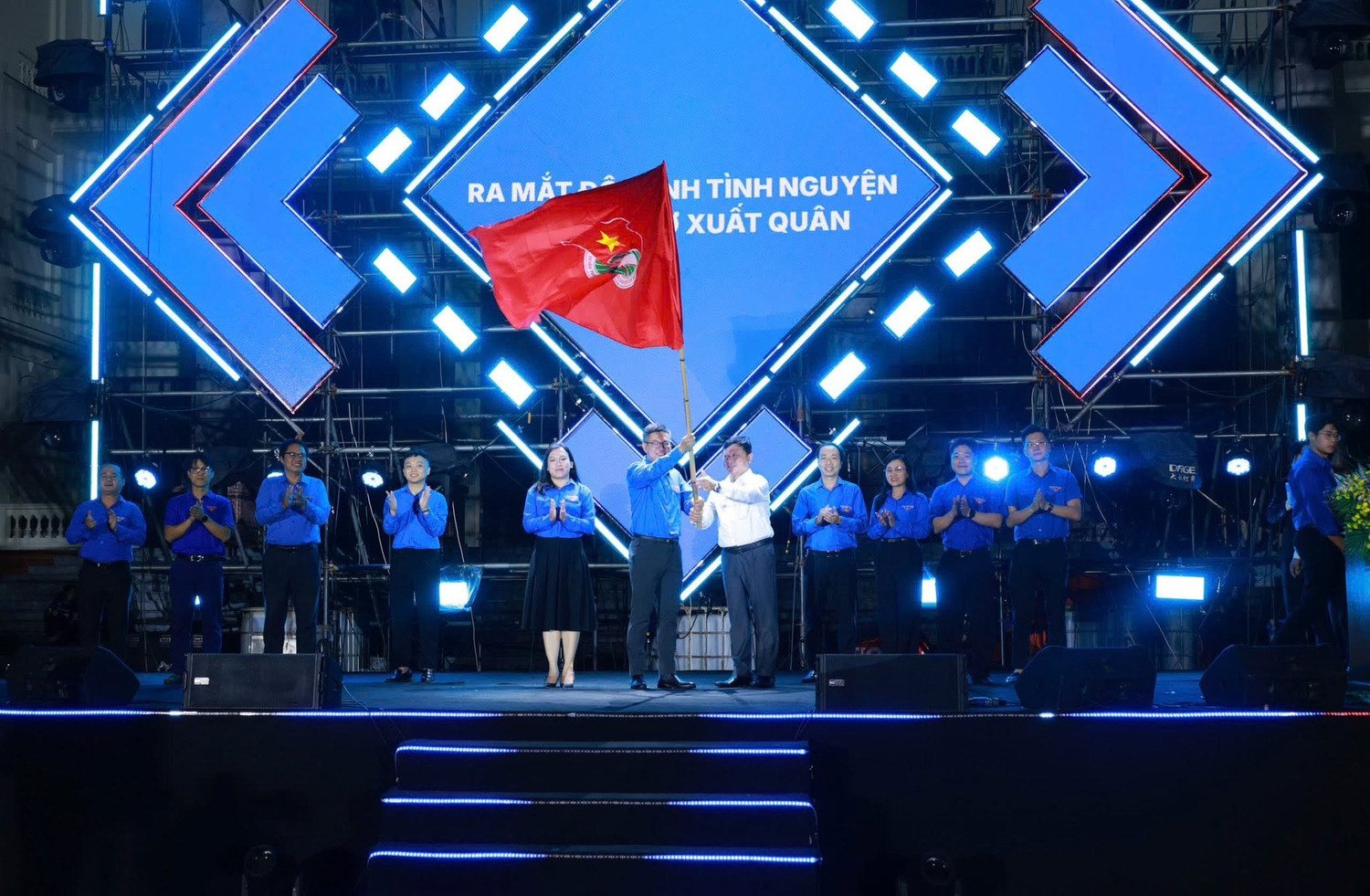 Nghi thức trao cờ ra quân Chiến dịch Thanh niên tình nguyện hè năm 2026. Ảnh: NTCC