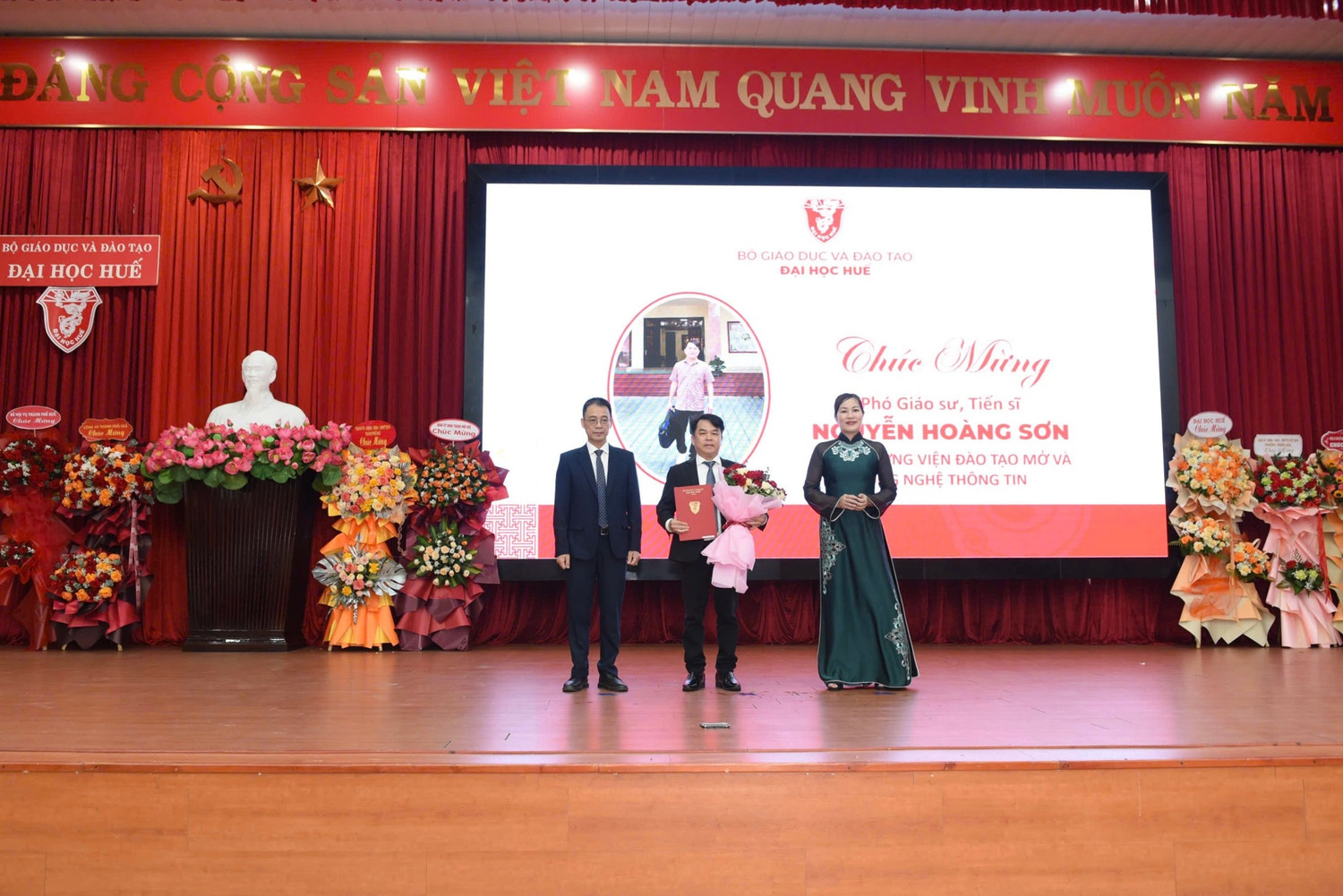 GS.TS. Trần Đăng Hòa - Phó Giám đốc Đại học Huế và PGS.TS. Đỗ Thị Xuân Dung - Phó Giám đốc Đại học Huế trao quyết định và tặng hoa chúc mừng Viện trưởng Viện Đào tạo mở và Công nghệ thông tin